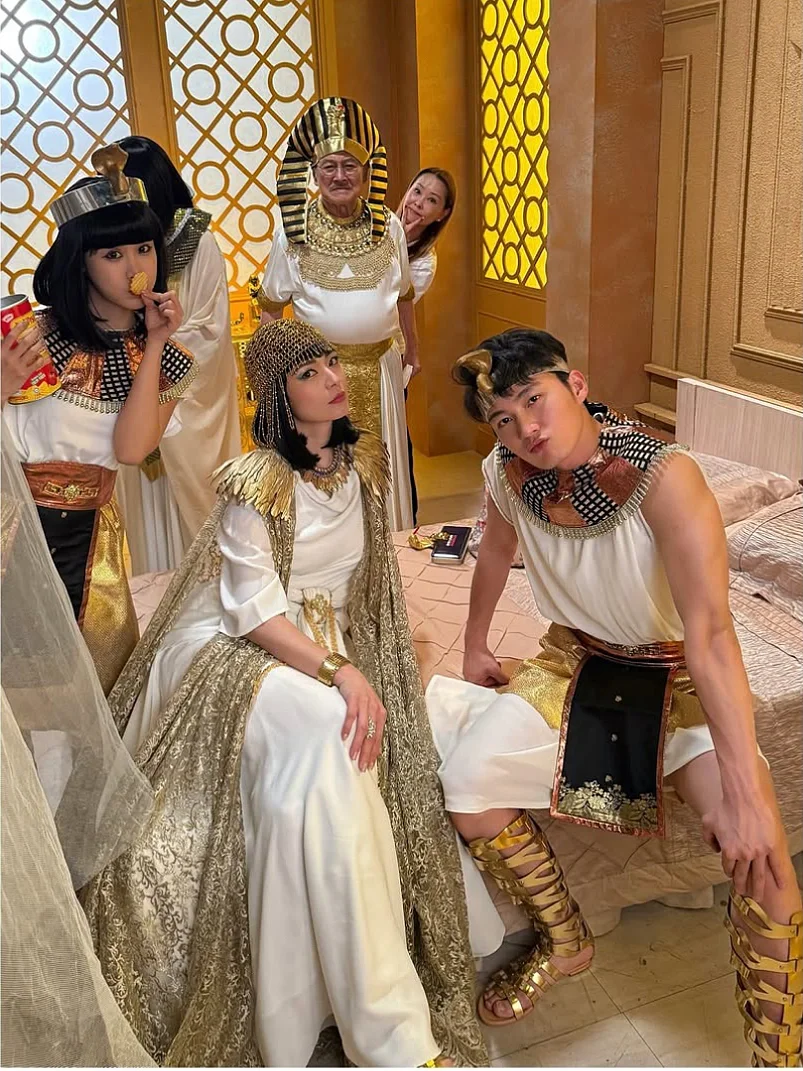 今晚《爱回家之开心速递》熊家集体埃及艳后妆