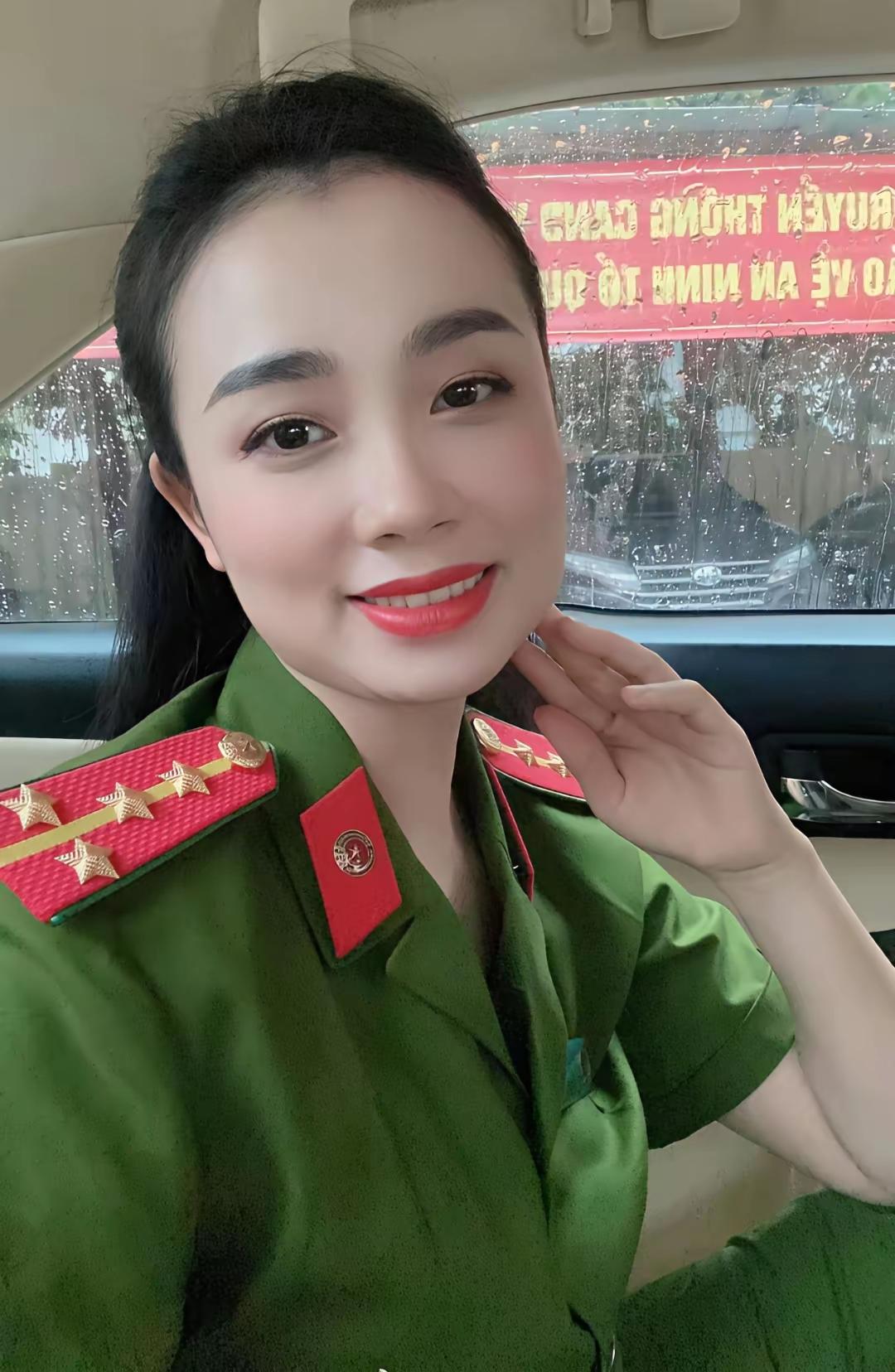 越南怎么会有两种军衔，图中的两位都是一杠四星但是，两人的杠杠是不同的一个是横的，