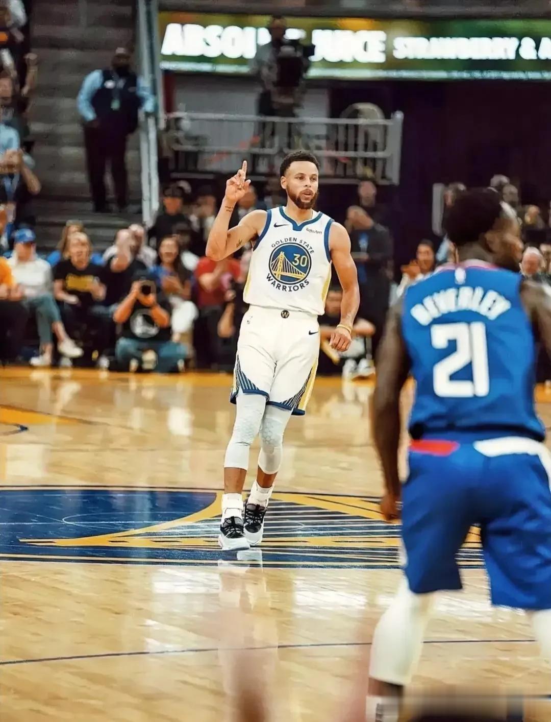 霍二叔签约了NBA历史上第一份1.0亿美元合
同，1996年！
康利签约了NBA