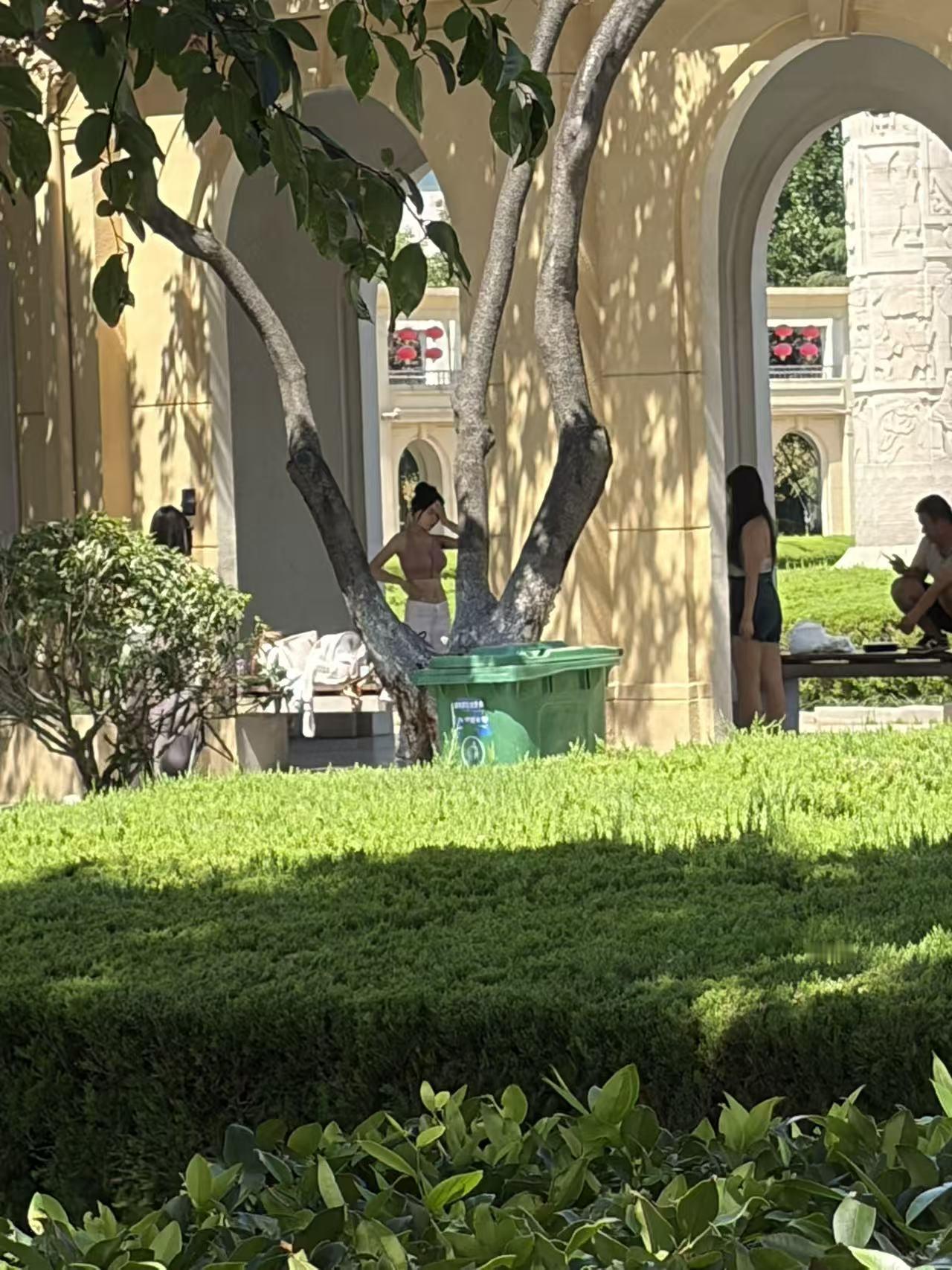 泉城广场如今成为各类网红直播的打卡点，这个世界，变化太快了