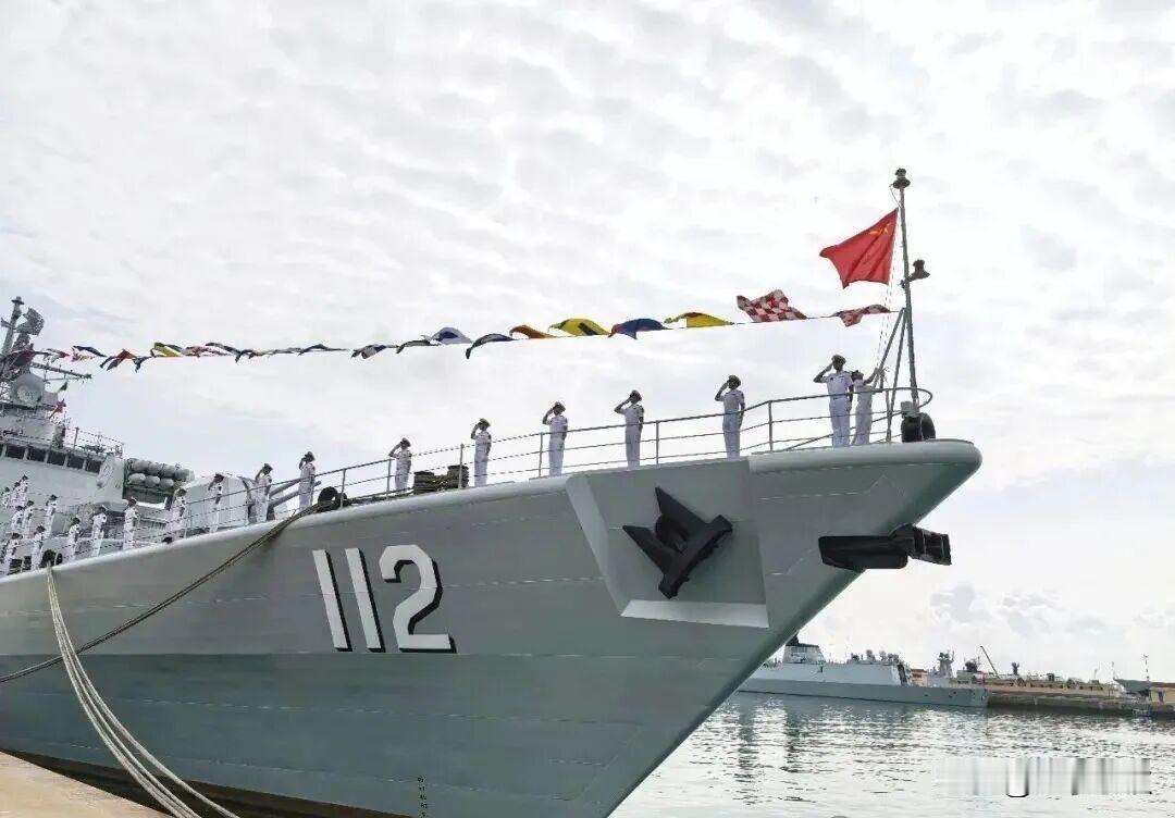 有着“中华第一舰”美誉之称的哈尔滨舰（舷号112），今天上午在青岛军港退出了现役