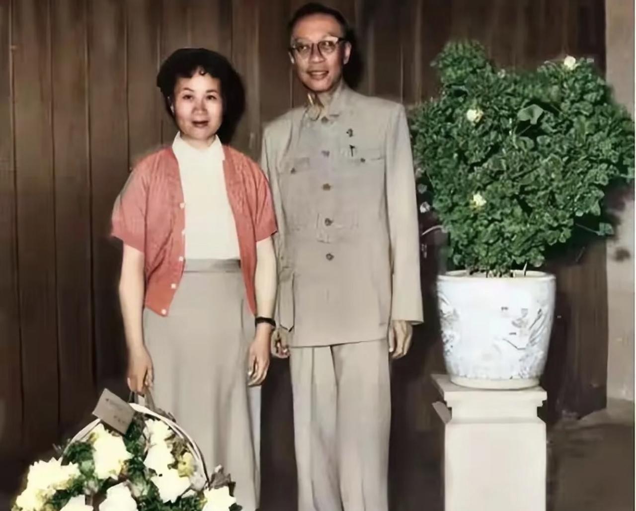 没想到末代皇帝溥仪这辈子最安稳的婚姻，居然是成了新中国普通公民之后才有的！196