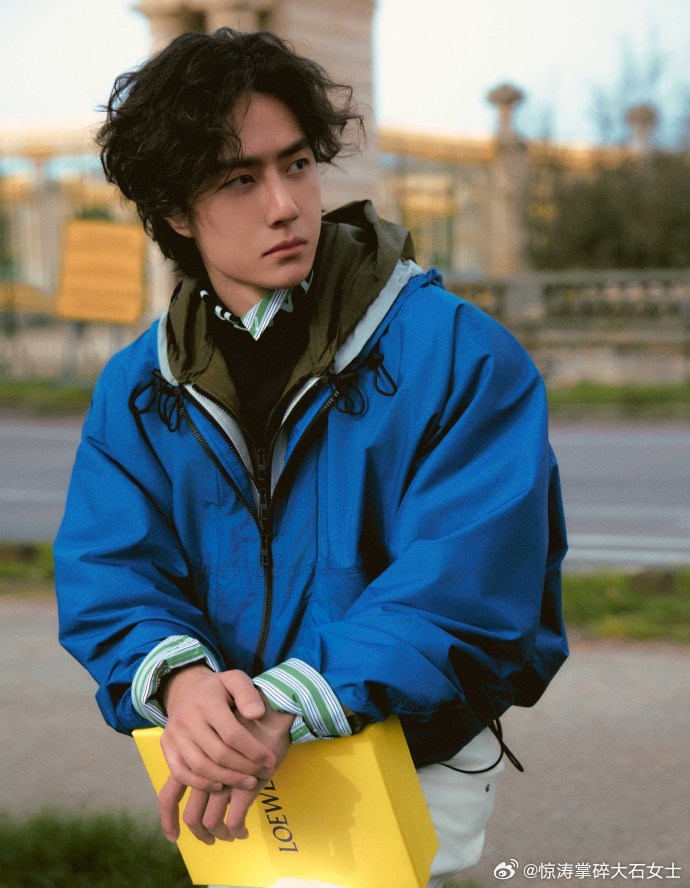 王一博LOEWE待会儿见王一博LOEWE看秀造型 巴黎时装周，王一博LOEWE看