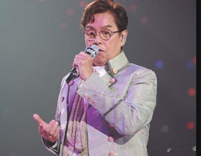 76岁谭咏麟红馆开唱排场大近百明星送花篮，刘銮雄‌一家现身撑场