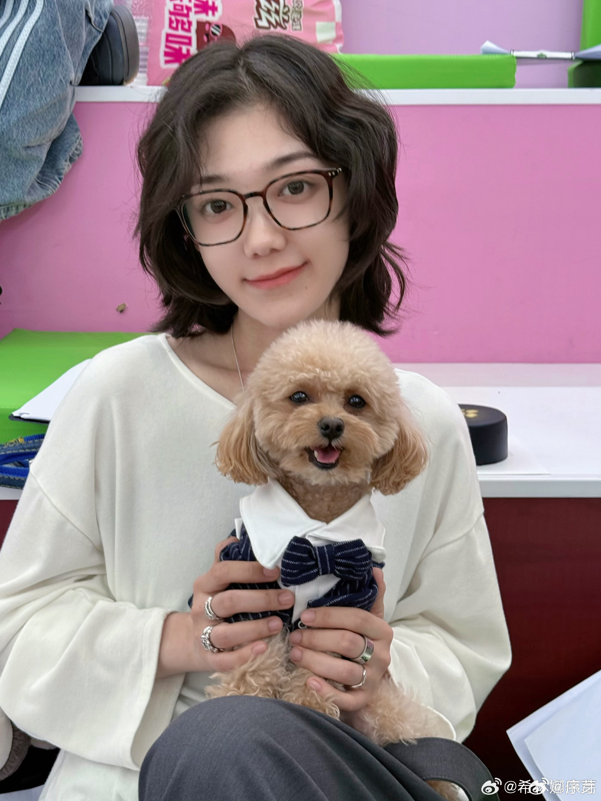 希林娜依高度假包里拿出了馕希林娜依高新疆人属性大爆发希林这波操作真的笑不活了，度