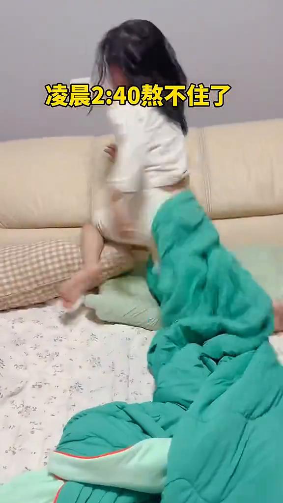 当家里有个爱玩手机的逆子。
吃饭手机不离手，就要看。不吃拉倒，看吧。《手机套餐》