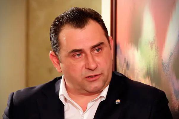 克里姆林宫内部似乎也暗流涌动，其修正主义且明显狭隘的圈子里出现了不和谐的声音——