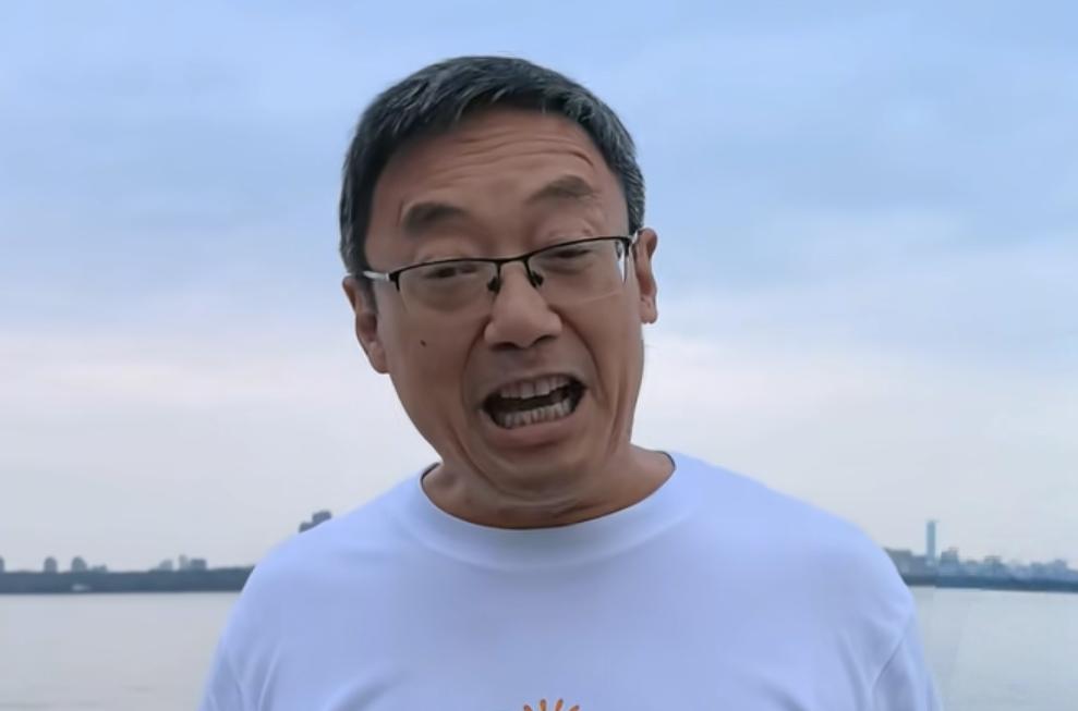 汤家凤9月24日大清早发文，怒斥会英语就能月赚四万元的说法，称“保证只要学好英语
