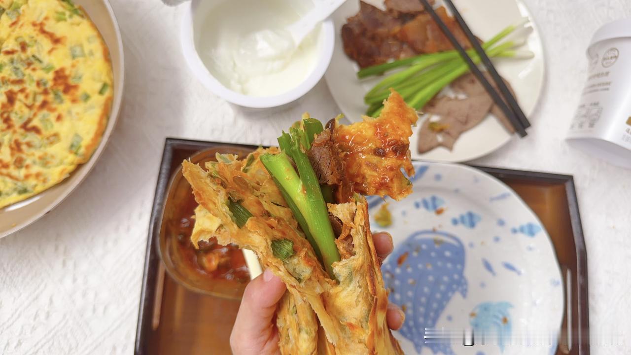 芝麻酱葱花饼卷酱牛肉，小葱猪肝，搭配卡士无糖酸奶，香迷糊了！发面，100克面粉配