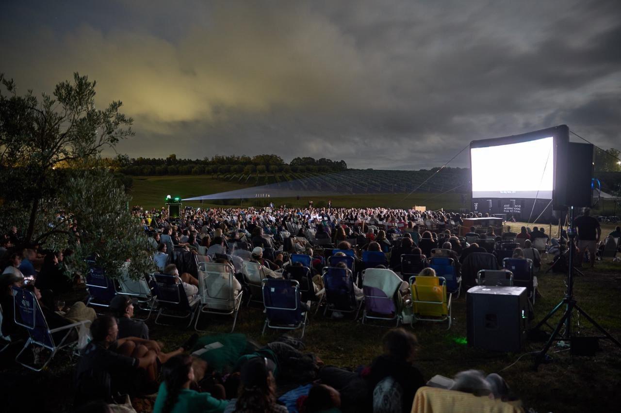 《密探》在乌拉圭电影节上的露天放映，现场有超过2000名观众 