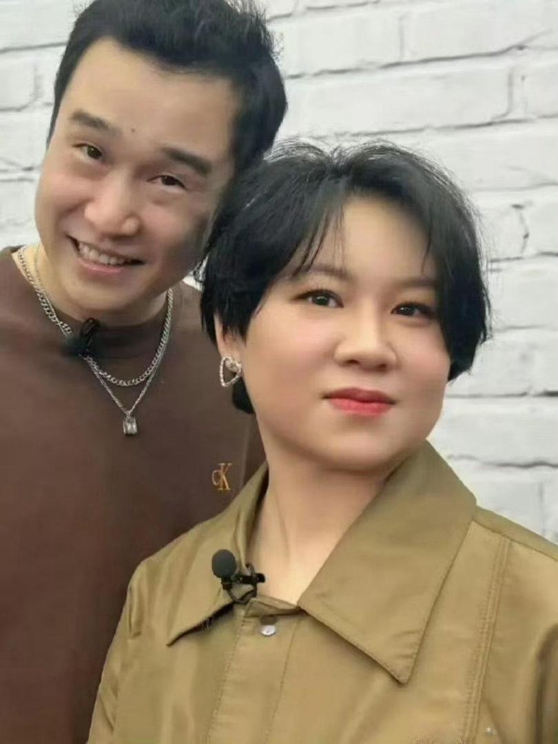 小沈阳沈春阳驰援西藏守望相助从来不是一句口号，小沈阳夫妇用驰援的行动，印证了人与