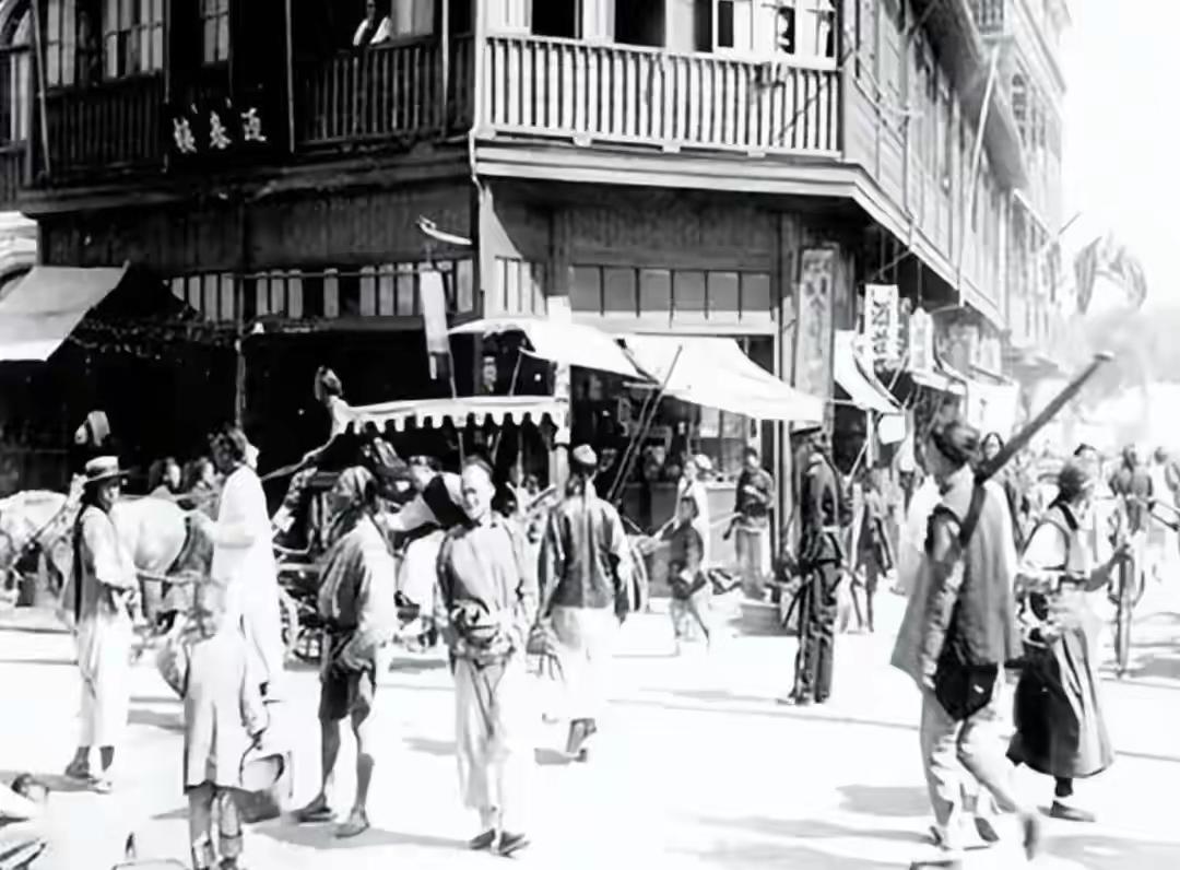 汉奸服刑六年出狱当天与妻子先后被电死！凶手却是车站偶遇的熟人
 
1955年9月