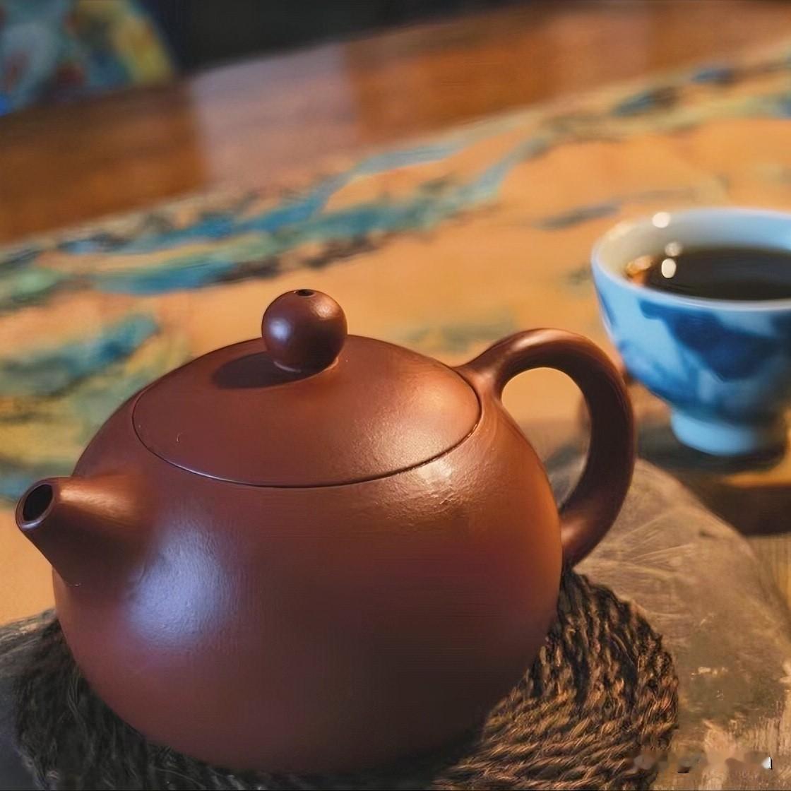 《知足即道·寄生草》
沸汤注盏中，浮沉意自空。半痕清味即真筵，满握强求反成庸。人
