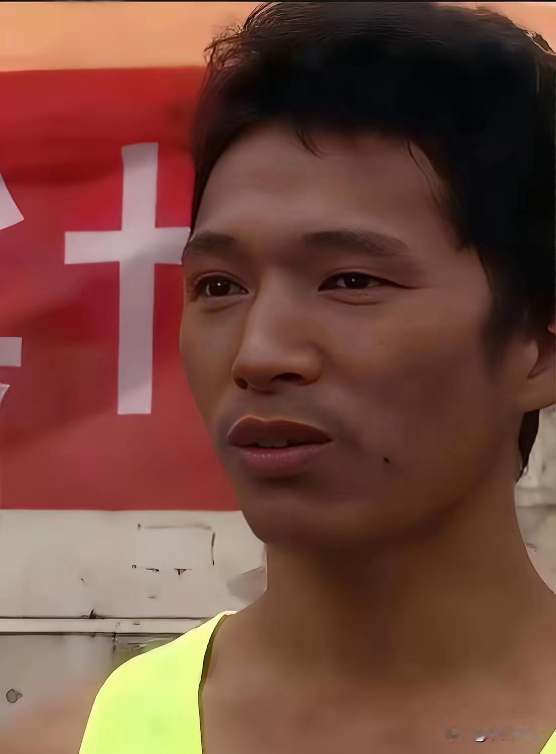 “野人小孩”父亲身份一扒，真让人脊背发凉！哪是什么怪人，分明是曾办过升学宴的大学