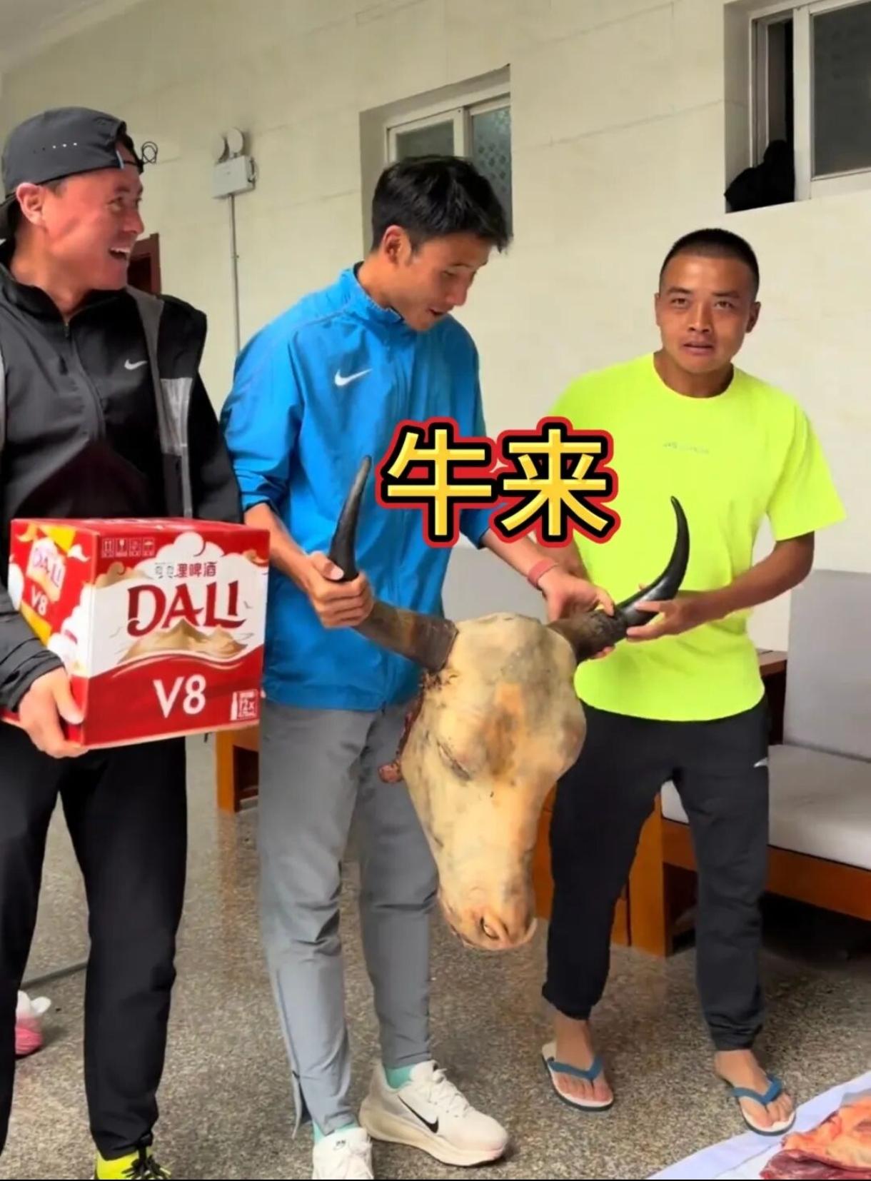 牛来！牛来！
杨春龙拿着牛头玩梗，祝贺杨克古拿下全国锦标赛万米冠军！
 
前两届