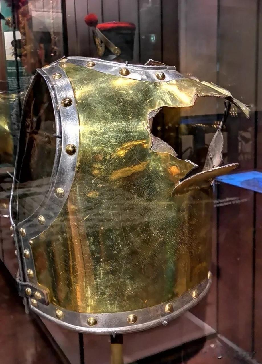 1815年滑铁卢之战中，被一炮轰穿的胸甲。
这个胸甲的主人，是法国第二步兵团第四