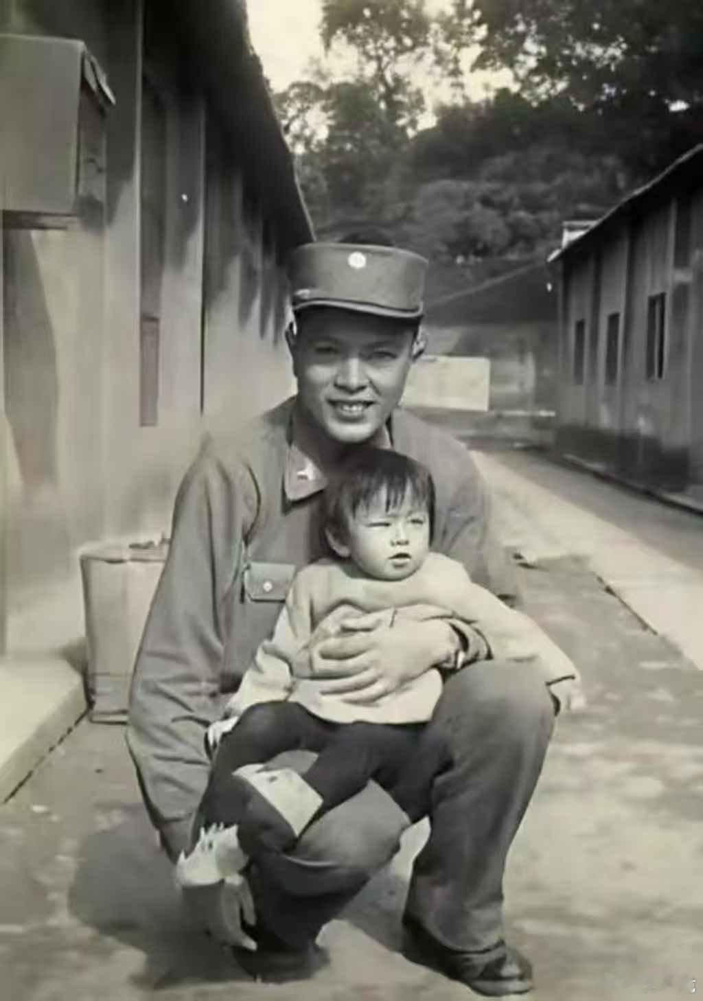 图中这个抱小女孩的老兵叫郑清辉，他是远征军第五军九十三师士兵，早年随部队开赴滇缅