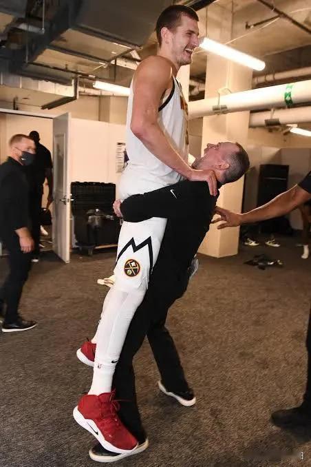 NBA越来越癫，已经发展到难以理解的地步…

继灰熊之后，丹佛掘金也宣布在赛季末