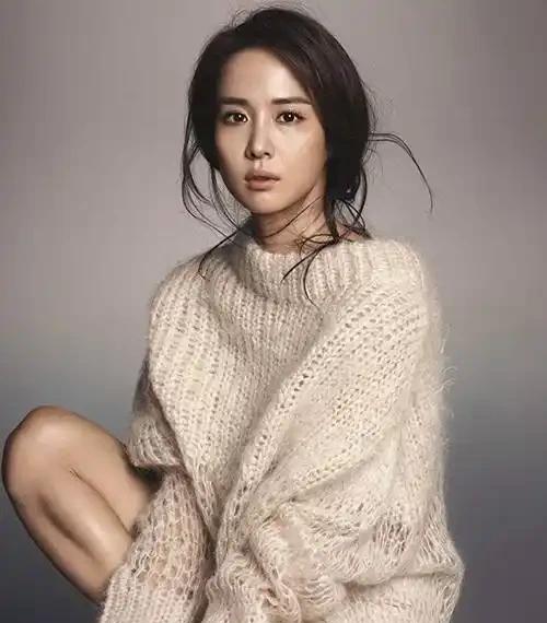 当所有人议论她的身体时，奉俊昊看到的，却是她骨子里的杀气。
这就是全度妍。
一个