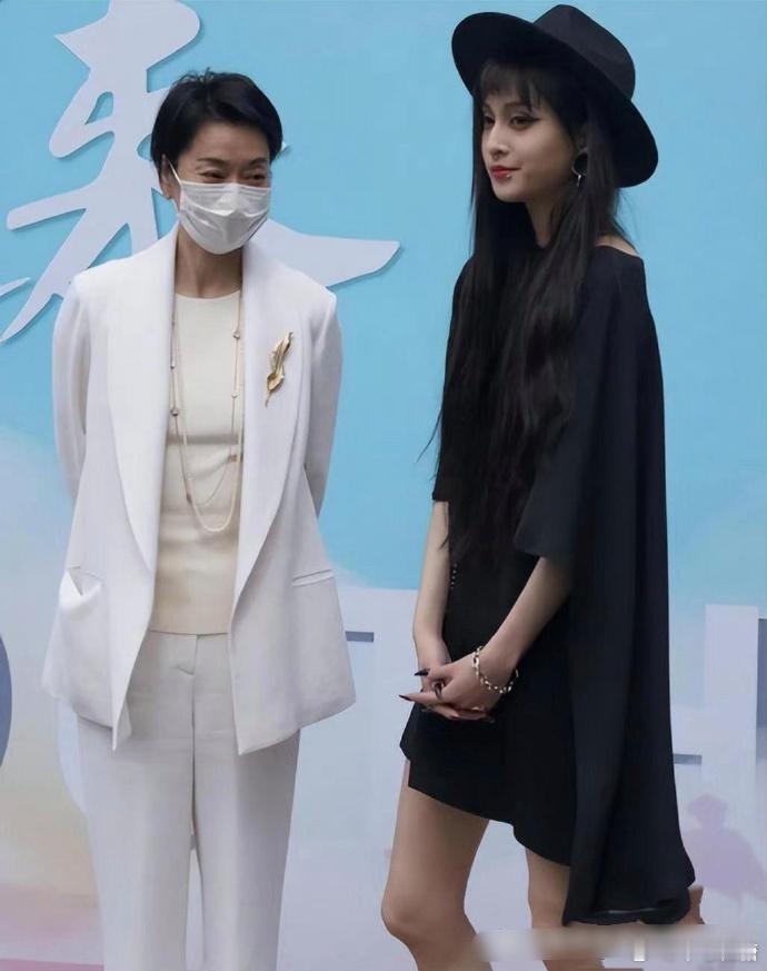 你可能还不知道吧，这是毛阿敏女儿，比妈妈更加漂亮，三颗唇钉更闪亮。 