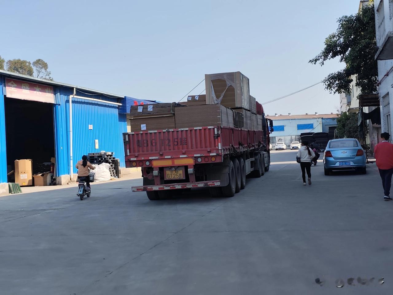 记录我的2026元月12日中午，厂门口又来了一车原材料，年前这一个月厂里真的活很