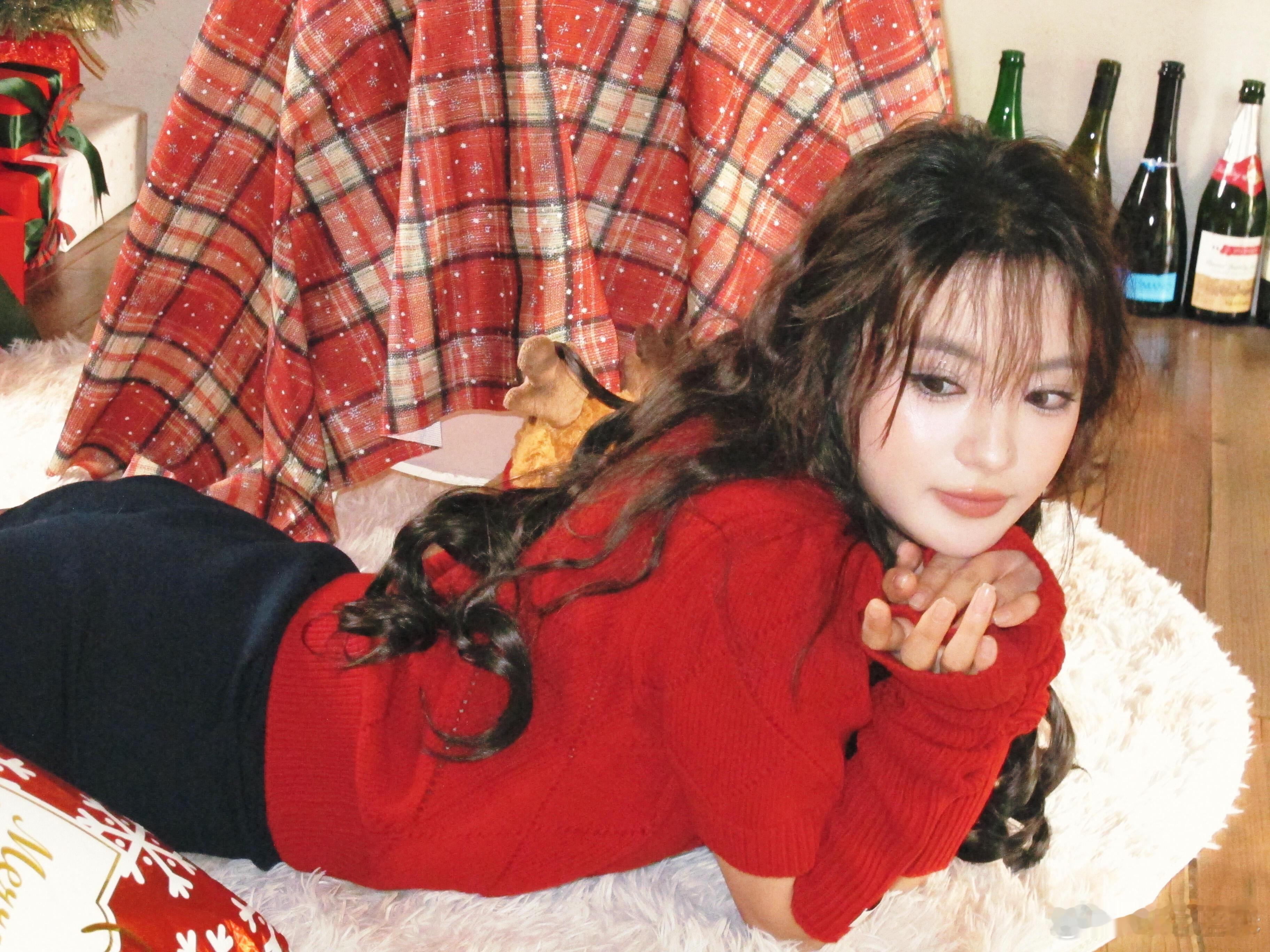 张雅钦圣诞🎄第二套长卷发好温柔！气质太好了！每一帧都美鼠我