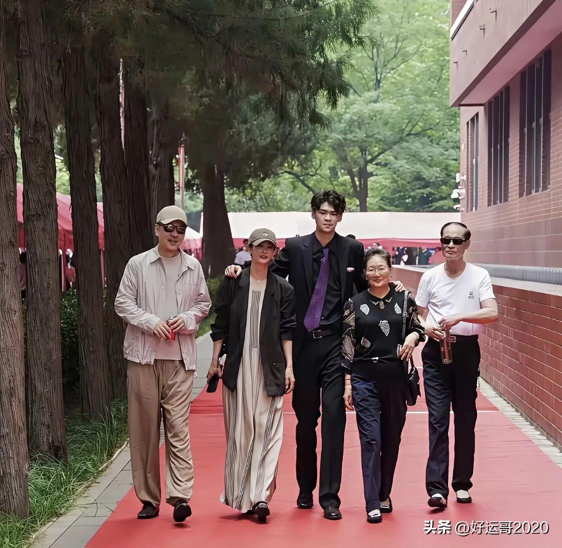 陈建斌和蒋勤勤的儿子虎虎这身高真高，和父母合影，蒋勤勤身高只及她的肩头，而陈建斌
