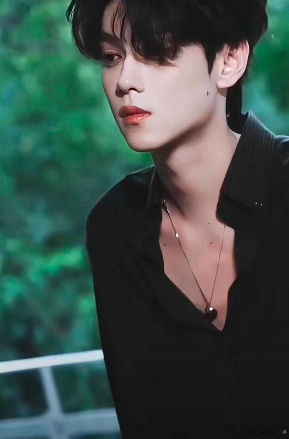 身材比例简直逆天！黑西装加持贵族范儿，红底鞋更添气场，行走的画报本人。看似高不可