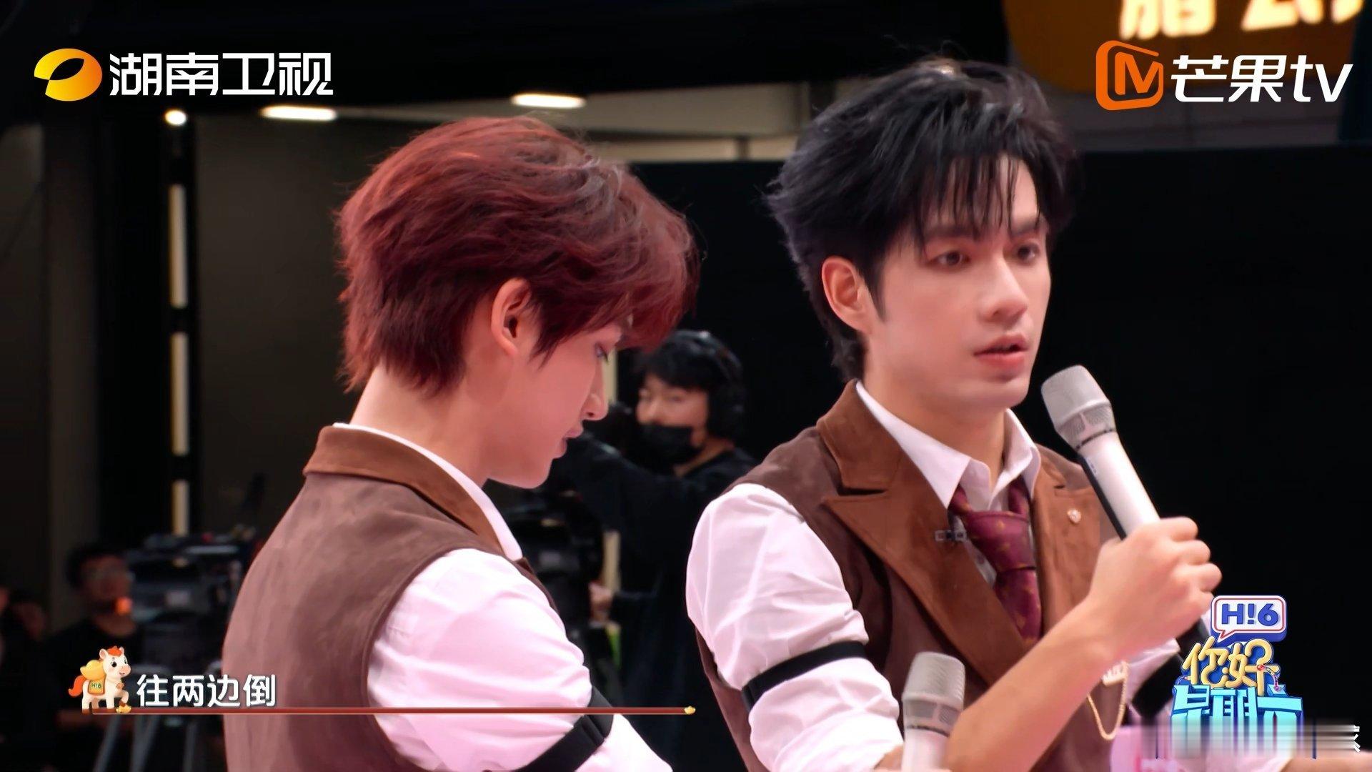 丁程鑫张颜齐秒变酒店迎宾你好星期六天降图案也挡不住默契！丁程鑫张颜齐瞬间化身专业