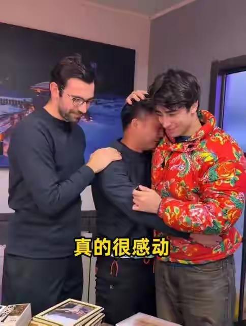 近日，两位外国友人打车从海南到约4000公里外的哈尔滨，两人在网上约到的海南司机