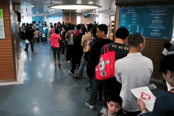 为什么我们不能采取先看病、后交费的模式？买车买房都可以提前在银行获得贷款，按月还