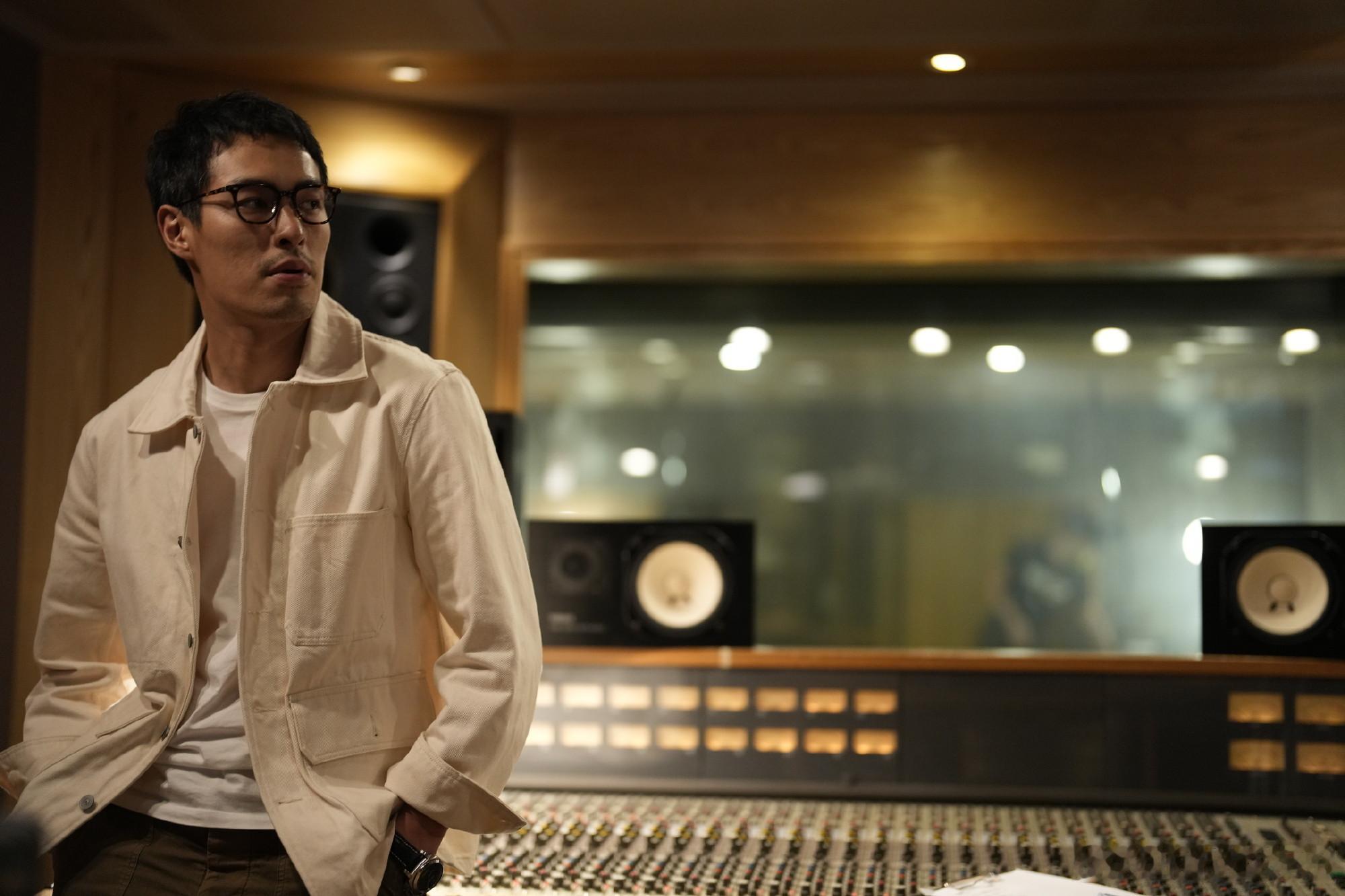 录音棚剧照解锁！吴培祖眼神戏绝了，简单手势加持，把音乐制作人的专业气质演绎到位，