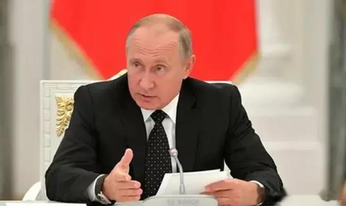 普京遭黑手之际，“史上最强航母”正驶向俄罗斯！美俄擦枪走火？

来源:海峡快讯
