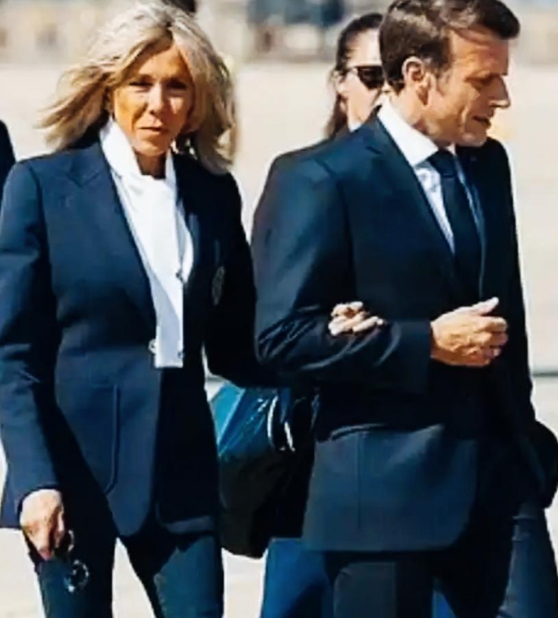 布丽吉特这头发飘逸感十足啊！
这头发和身材是不是让布丽吉特看上去年轻了不少啊？