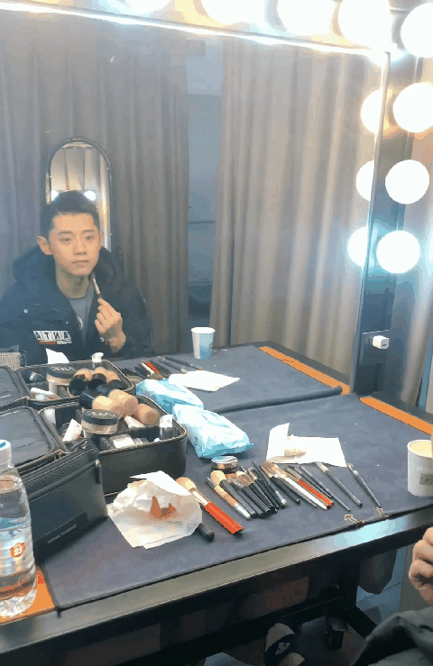 自己给自己化妆的可子 