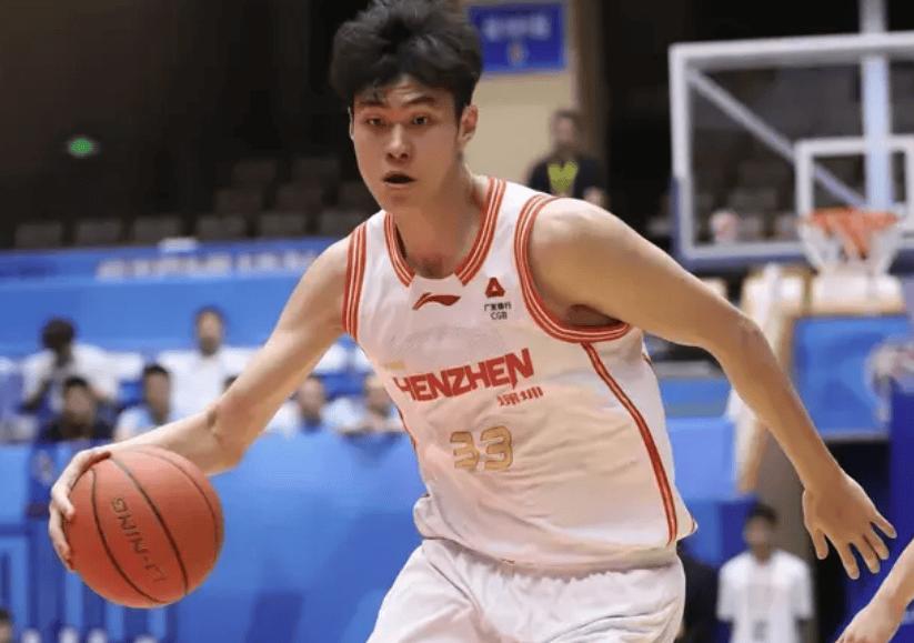 深圳男篮发布"十拿九稳"赛前海报，宣称凭新外援克里斯托弗首秀客场击败新疆，引发争