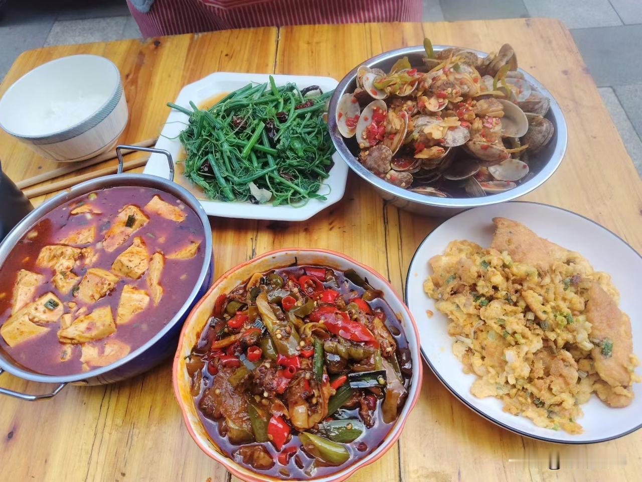 自驾打卡完呼伦湖，停下来和车友凑一块儿简单整上一桌饭菜🌶️。
路边小店点了爆炒