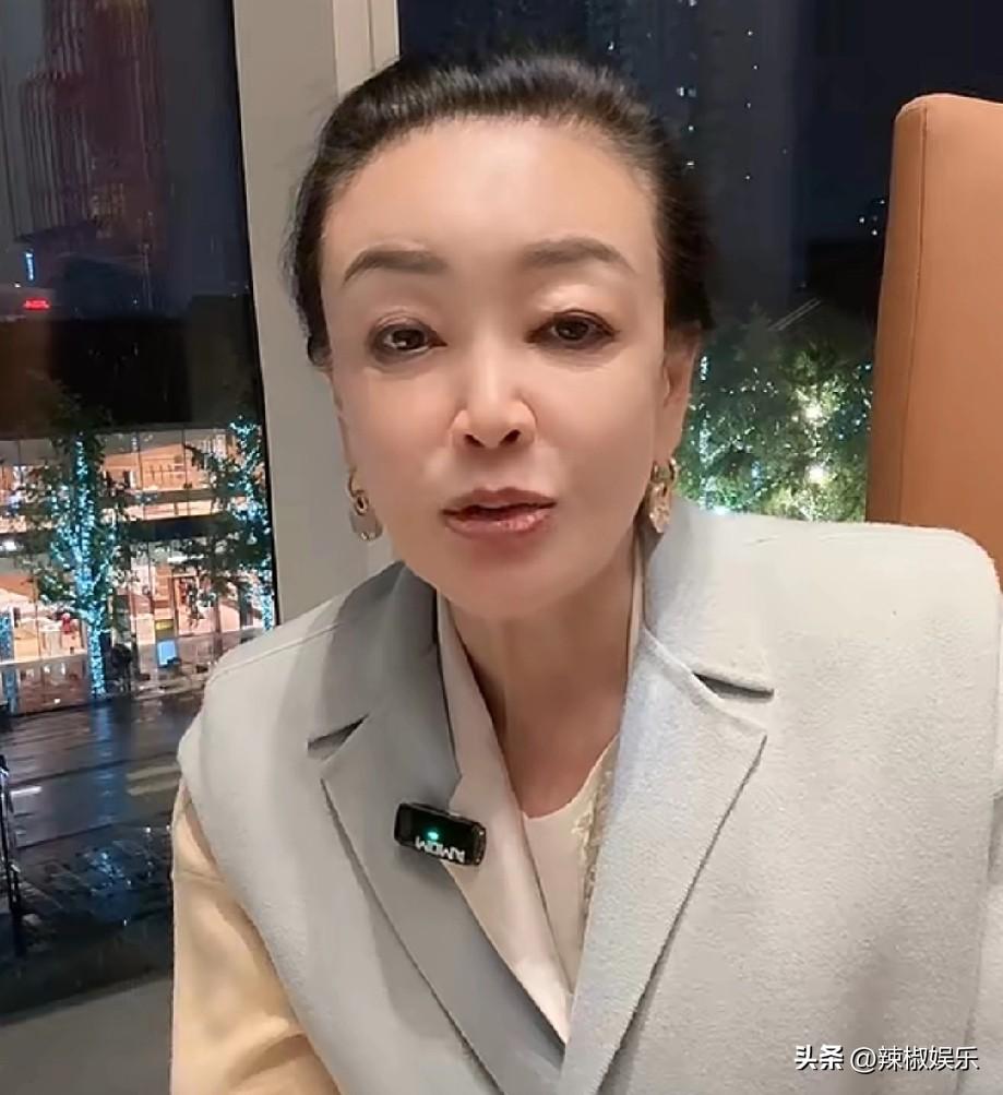 张兰最近动态曝光。
儿媳妇马筱梅直播时表示婆婆张兰旅游去了，而据网传张兰是去美丽