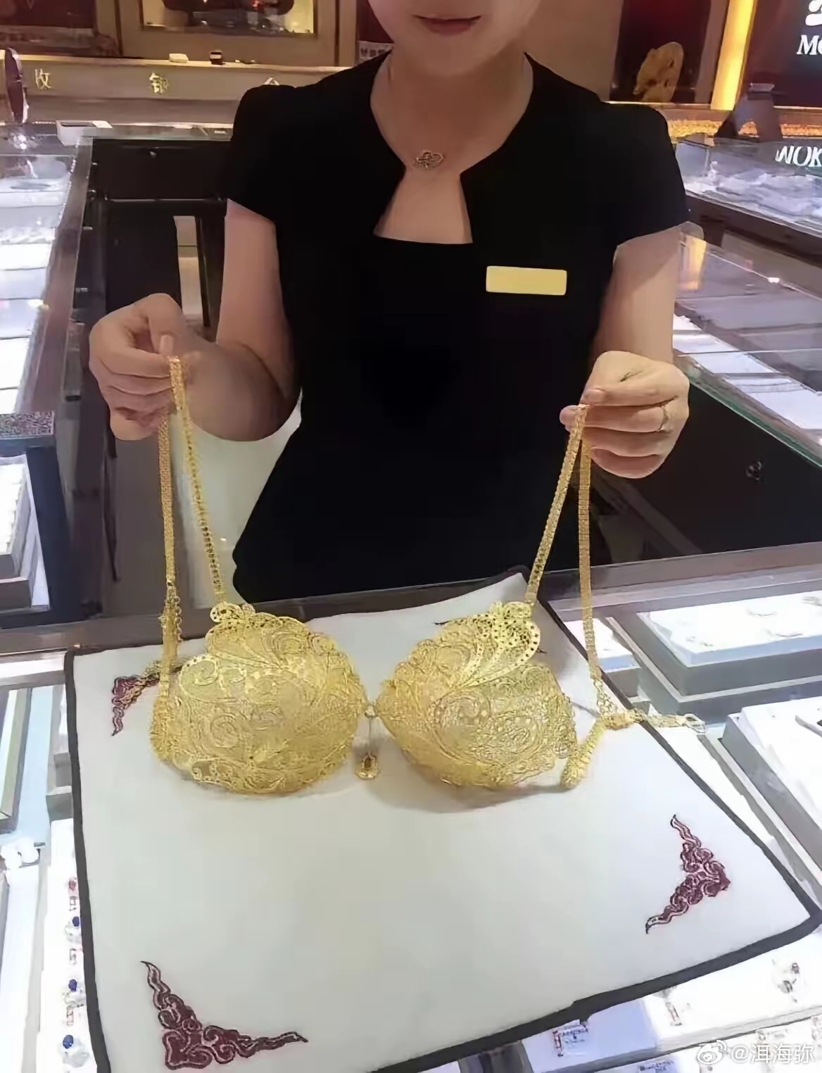 原来穿金戴银并不只是一个形容词…[吃惊] ​​​