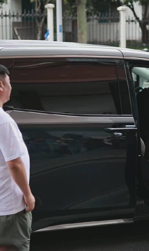 一个跑着跑着容易掉东西的俊俊 超萌
龚俊你唇膏掉了，谁捡到就有了俊俊的DNA[黄