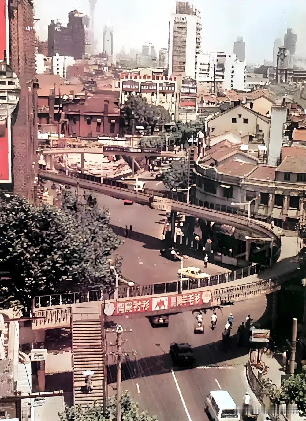 1988年‌‌12月18日，上海闹市区的“王家沙天桥”建成正式通行。该天桥横跨上