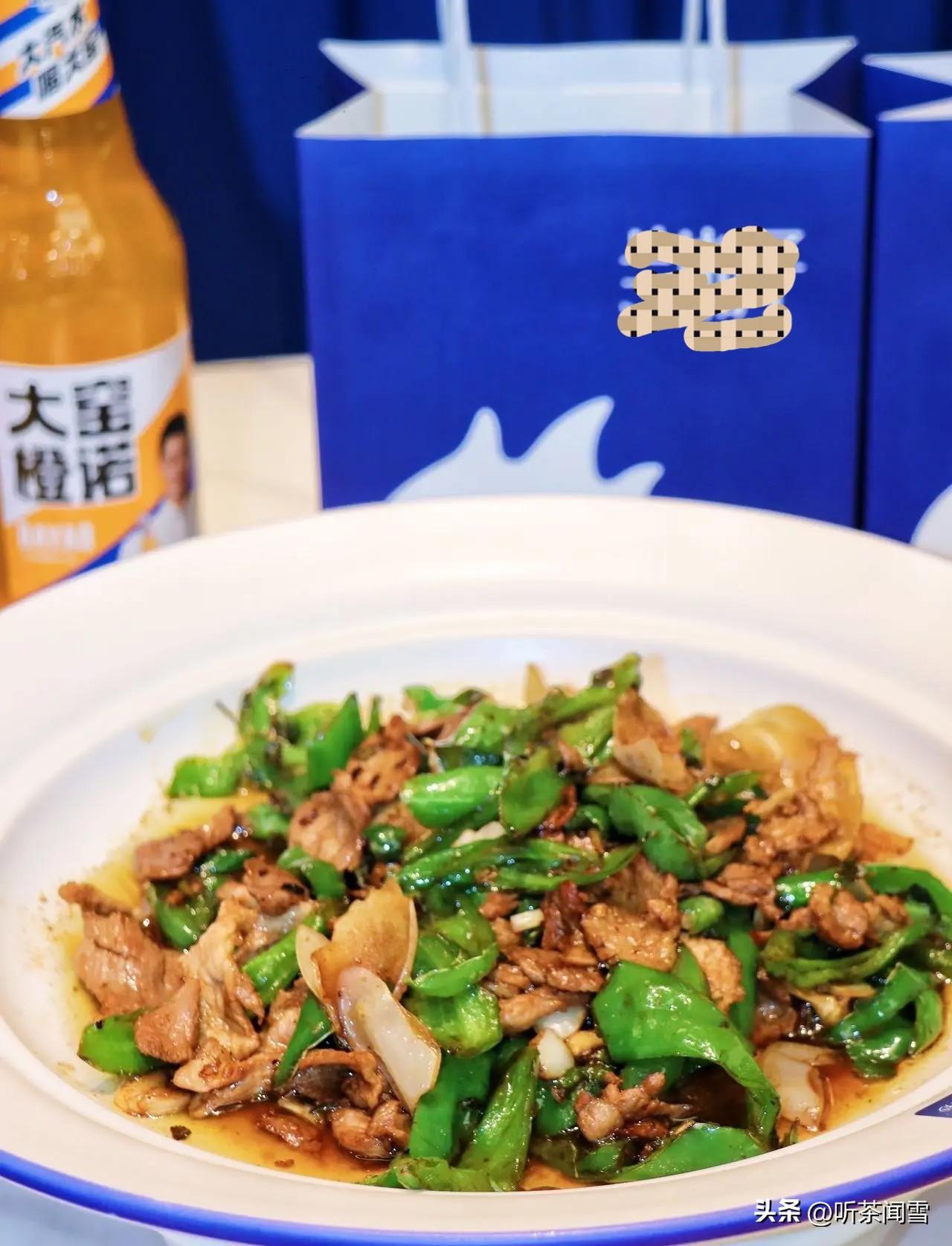 那天我点了一份“现炒黄牛肉”，结果三分钟上桌，牛肉没几片也就算了，关键还没有那热