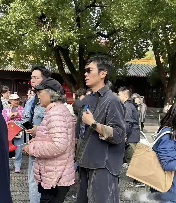 路上偶遇一位大明星，看过他的电视，一下想不起来是谁了 
