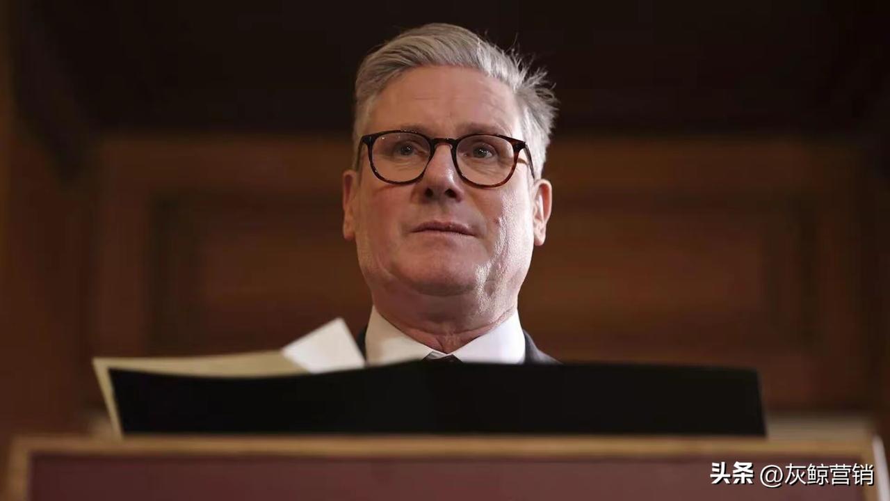 英国首相在来华访问前夕又放出错误言论，他说中国是英国的安全威胁。
中国离英国十万