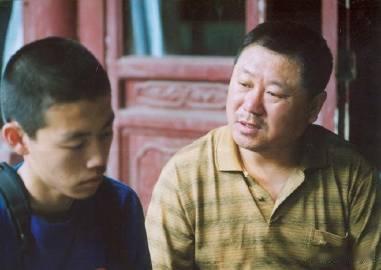 范伟六十多岁正是就业的当打之年史彭元就业了范伟也别闲着 最强父子档营业！史彭元带