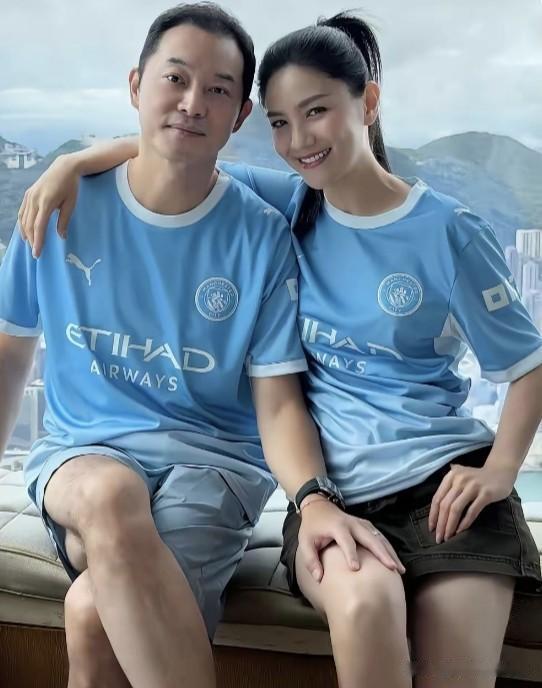 胡可和沙溢的这张照片，身后能看见香港的高楼和远山，是在香港的高层观景房间里拍的合
