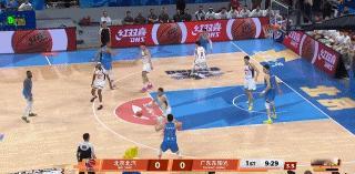 奎因这是本色出演“妙手空空”啊
一道影子飘过
球已经不见了
然后奎因已经飞到篮下