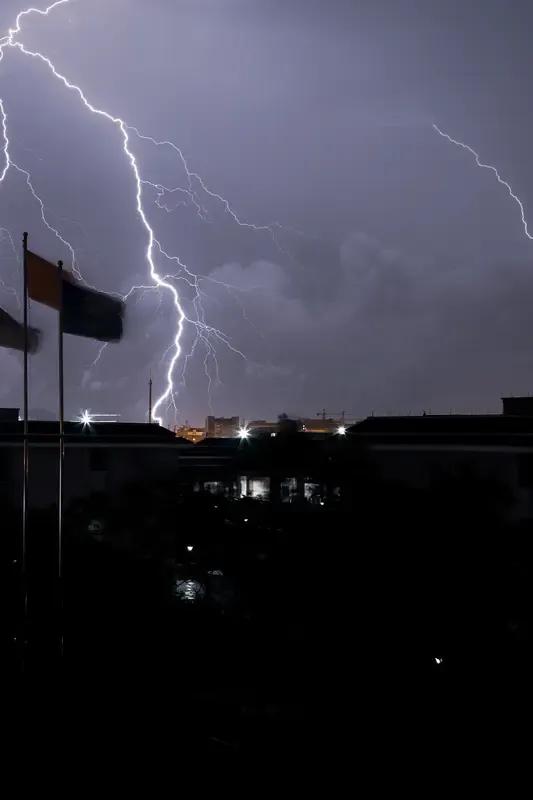 出上：雪为天上逍遥客，
对下：雷是雨中自在宾。