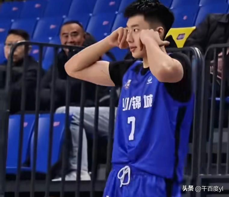 辽宁男篮签约段睿骐
辽宁沈阳三生飞豹篮球俱乐部与四川金强蓝鲸俱乐部协商辽宁男篮引