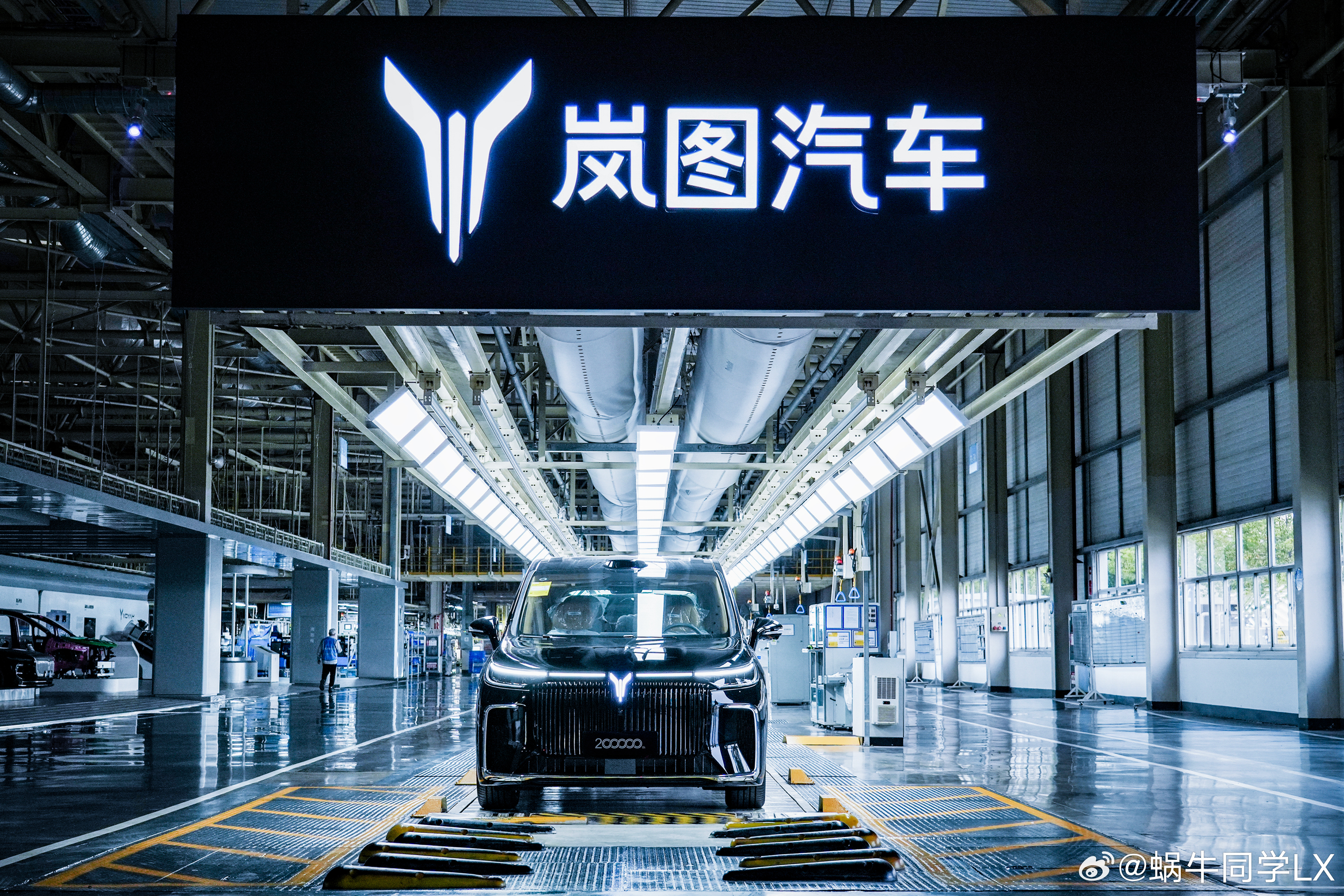 岚图梦想家冠军版限量上市，新车售价30.99万元，采用全新曜黑格栅设计，搭载同级